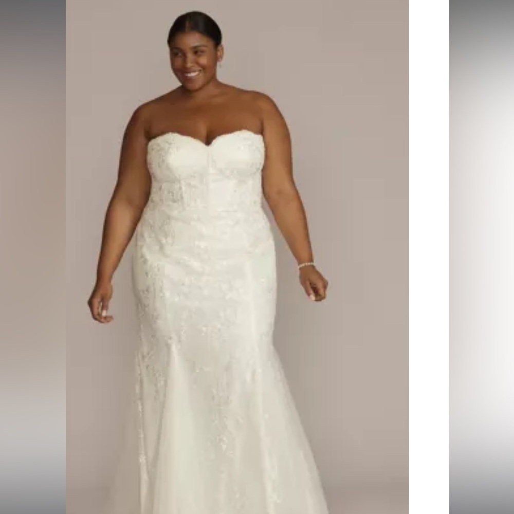 Elegant Strapless Lace Mermaid Wedding Dress
